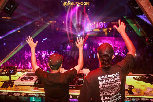 Halfmoon Harmony Beach Party Koh Phangan – two DJs with raised hands behind the decks